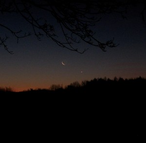 Transition time: the Moon and Venus at 5 a.m.