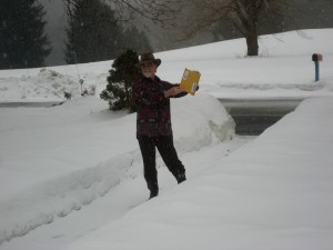 Chuck getting the mail on that snowy  Sunday afternoon... - Photo by Jan Ketchel 